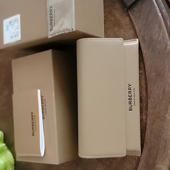 Burberry sunglasses nwt firm! - Picture 5 of 9